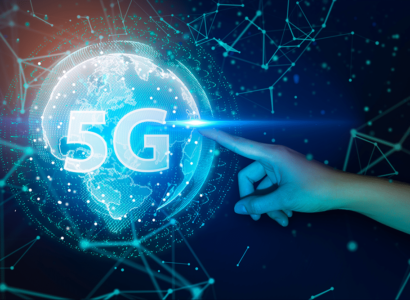 Doigt qui pointe la terre sur laquelle il est écrit “5G”*