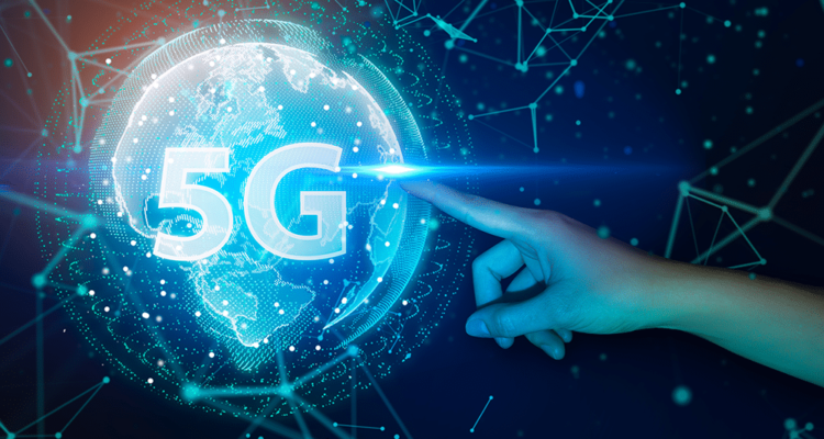 Doigt qui pointe la terre sur laquelle il est écrit “5G”*