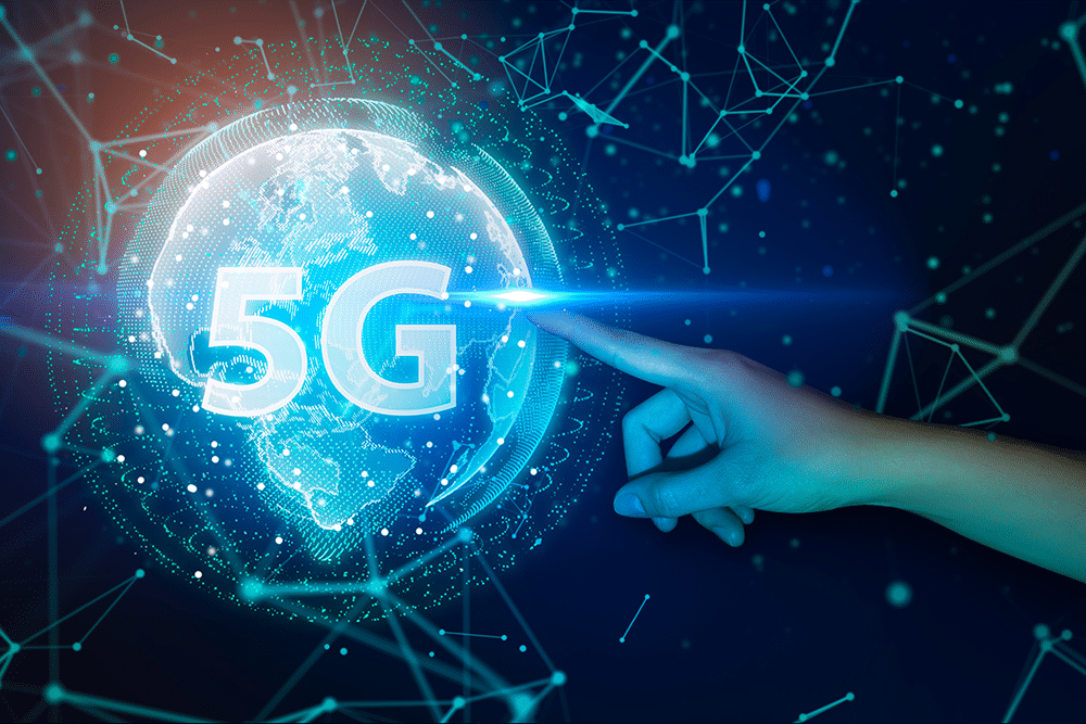 Doigt qui pointe la terre sur laquelle il est écrit “5G”*