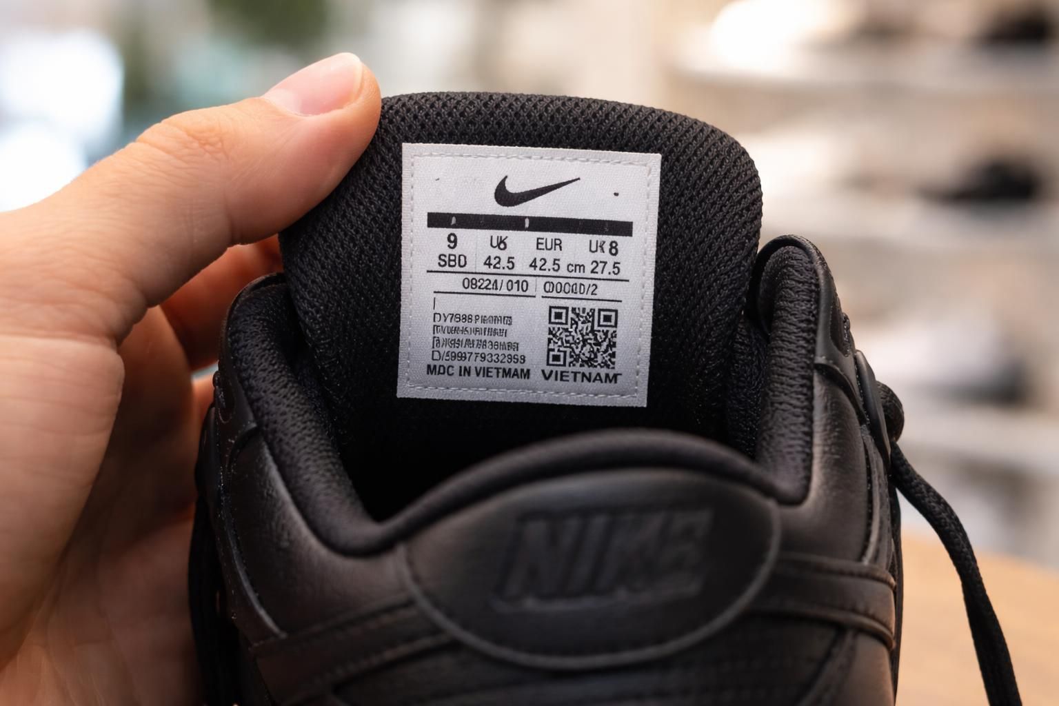 découvrez comment lire et comprendre l'étiquette de vos chaussures nike pour vérifier facilement leur taille et choisir le bon ajustement.