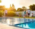 Découvrez comment la sécurité piscine : couverture rigide sauve des vies chaque été