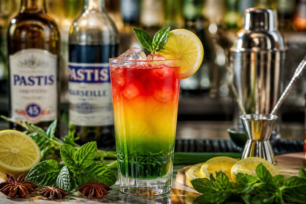 découvrez les astuces indispensables pour réussir un cocktail perroquet au pastis, alliant saveurs et fraîcheur pour un apéritif original et convivial.