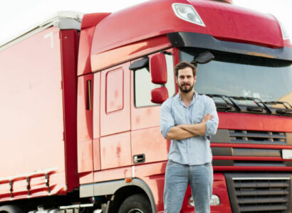 homme devant un camion