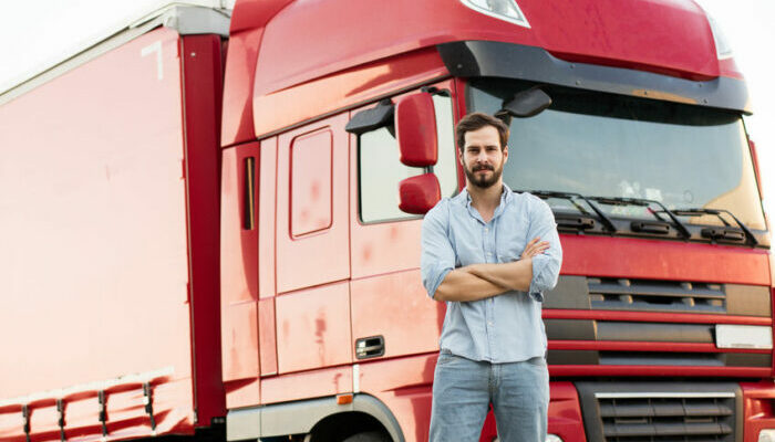 homme devant un camion