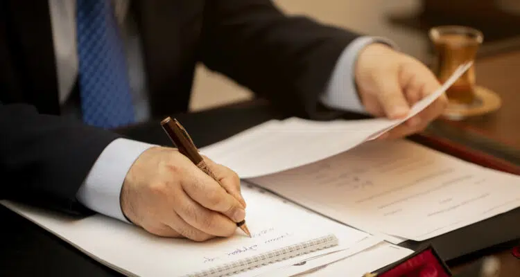 Avocat en droit des étrangers dans le Val-d'Oise : guide des démarches essentielles