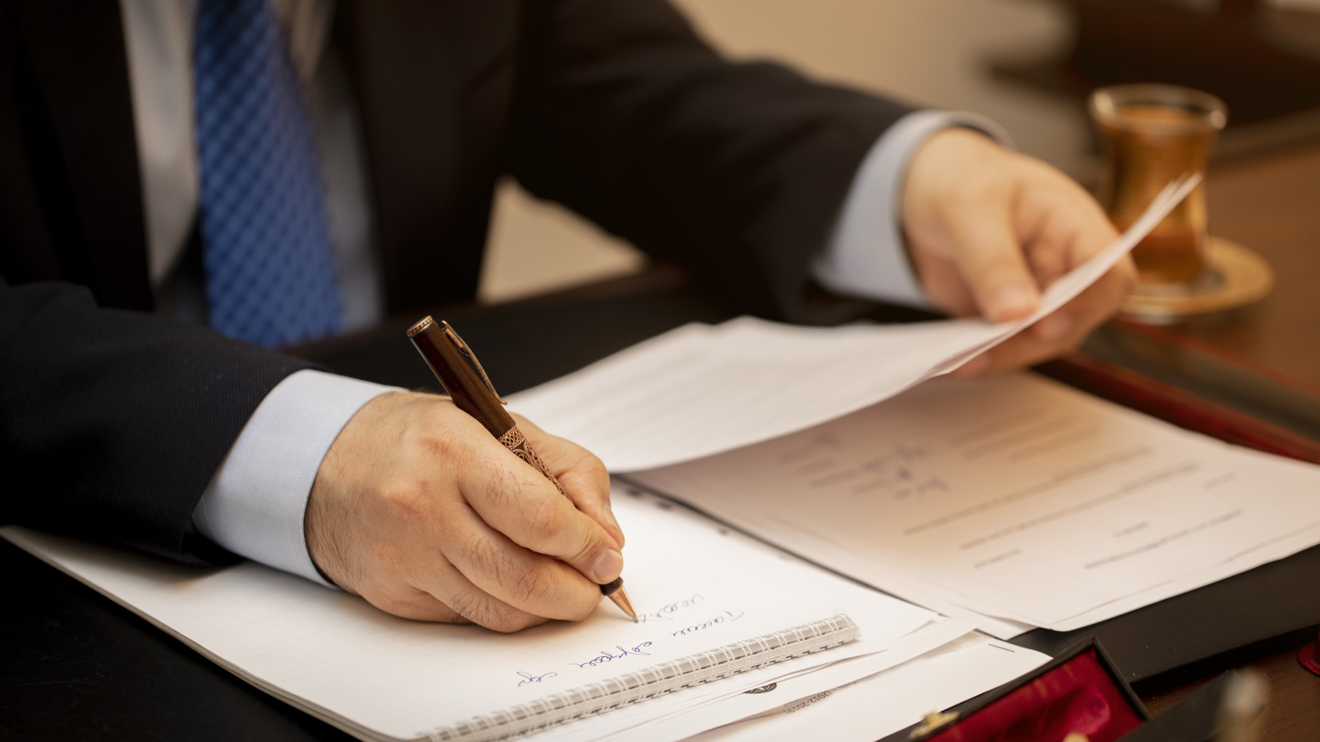 Avocat en droit des étrangers dans le Val-d'Oise : guide des démarches essentielles