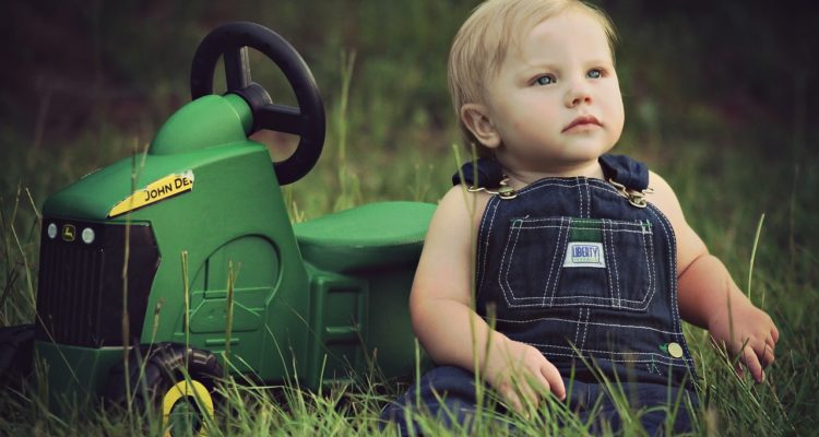 Tracteur et bébé