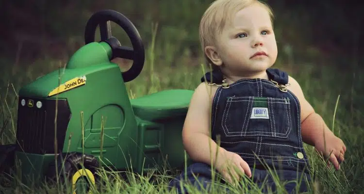 Tracteur et bébé