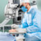 De quelle façon la chirurgie au laser peut-elle corriger la myopie ?