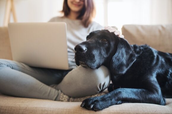 Femme et chien noir