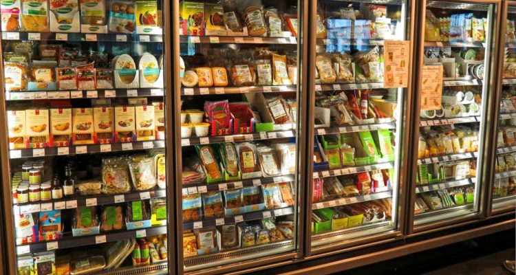 étiquetage alimentaire en rayon de supermarché