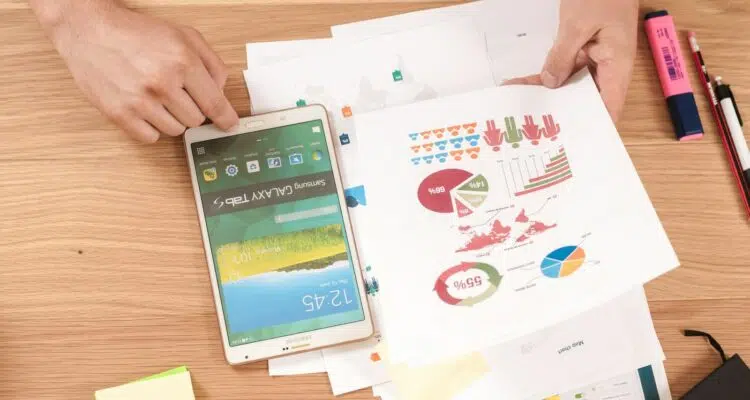 person holding white Samsung Galaxy Tab