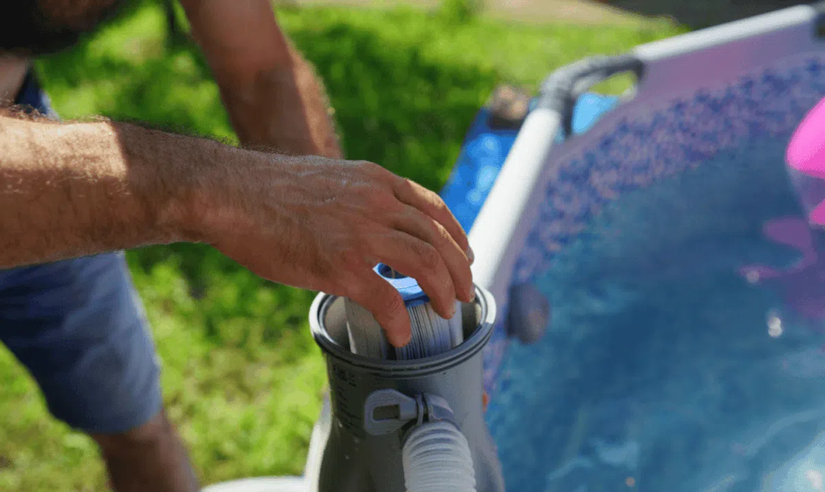 nettoyer piscine hors-sol