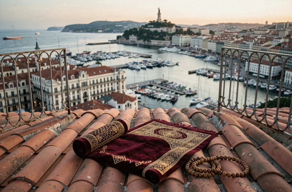 Tapis de prière déroulé sur une terrasse avec vue sur le Vieux-Port et Notre-Dame de la Garde à Marseille