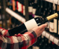 Décryptage des étiquettes : guide pratique pour choisir son vin de Bordeaux